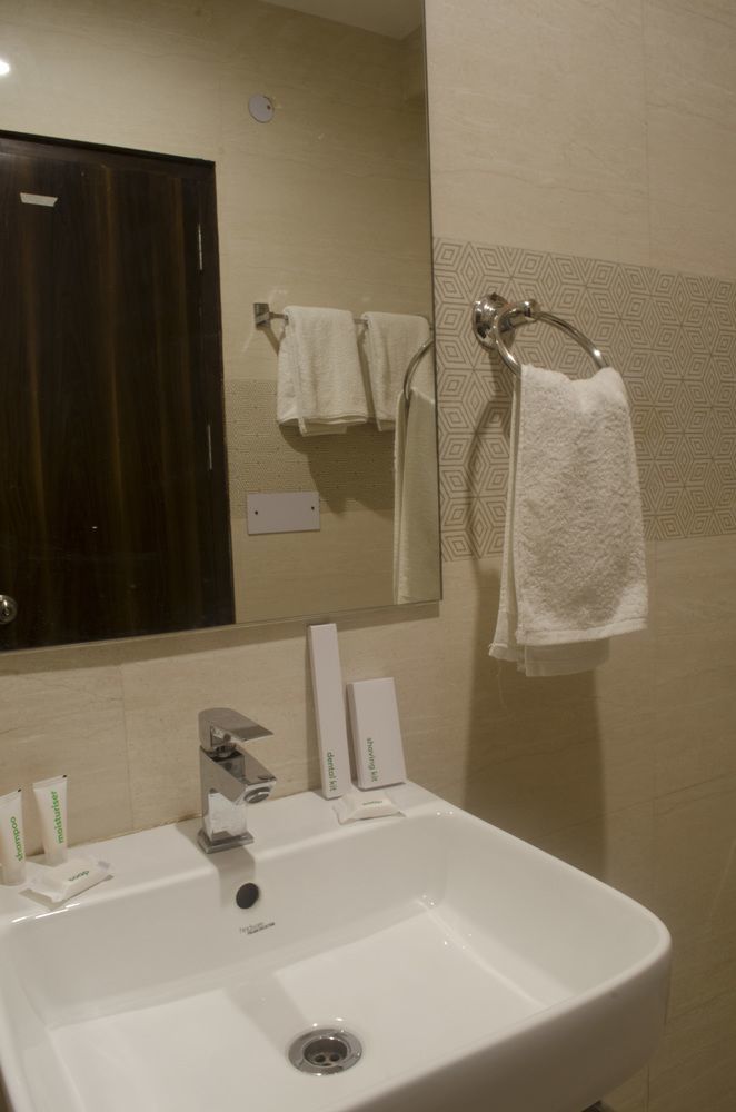 Hotel O Lakshya New Delhi Exteriör bild